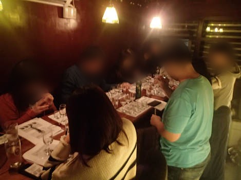 台灣清酒檢證會第四彈-加熱の清酒 參加者在昏黃燈光的會場品飲