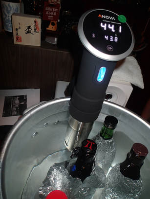 台灣清酒檢證會第四彈-加熱の清酒 以舒肥機控溫加熱酒瓶,螢幕顯示約 44°C