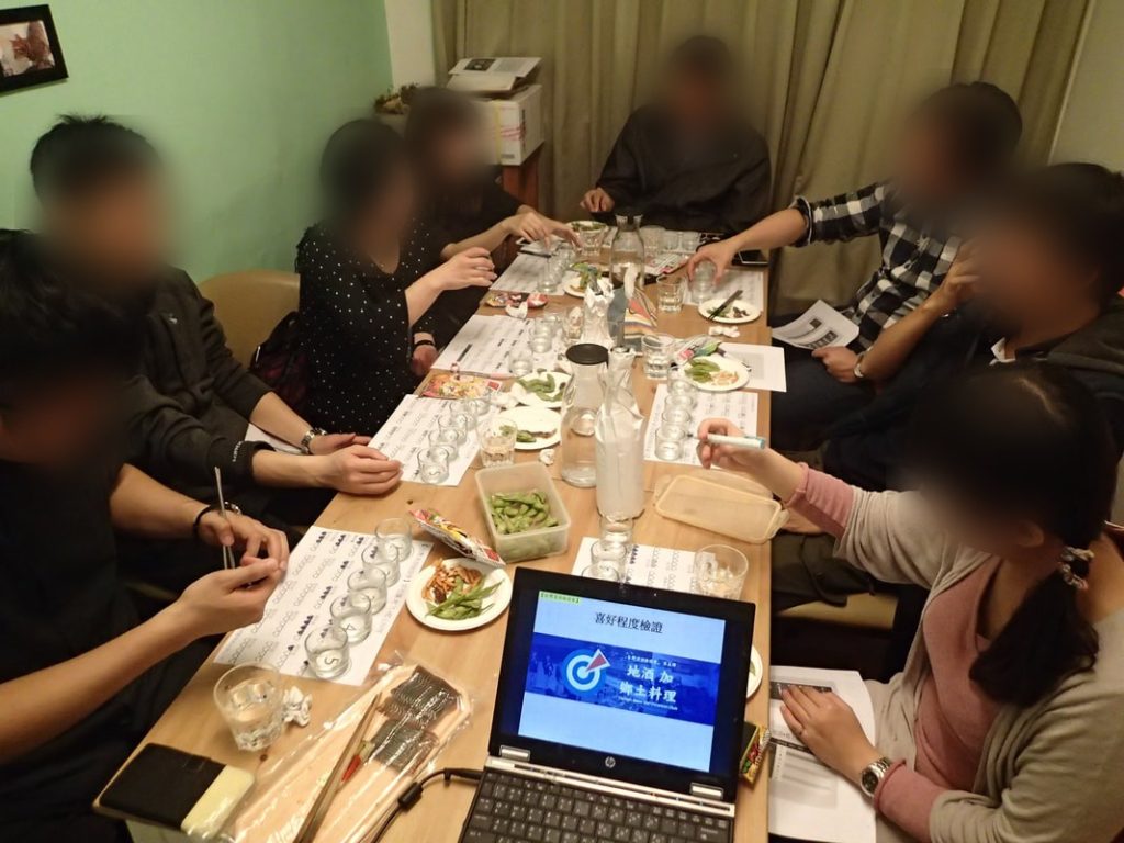 參加者圍桌進行清酒與料理搭配品飲