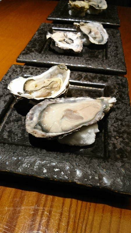 台灣清酒檢證會第七彈-日本酒與生蠔 盛在黑色石盤上的生蠔