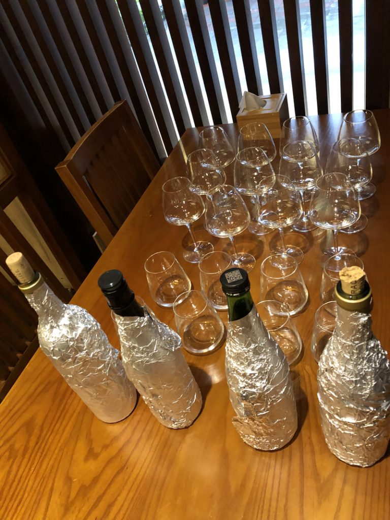 台灣清酒檢證會第七彈-日本酒與生蠔 以鋁箔包覆酒標的四瓶酒與品飲杯