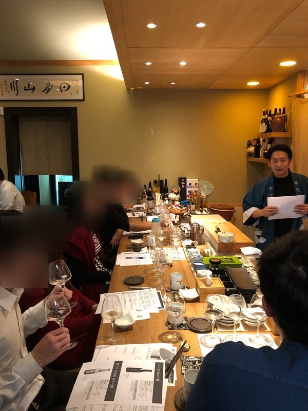 台灣清酒檢證會第七彈-日本酒與生蠔 主持人在吧台前說明活動流程