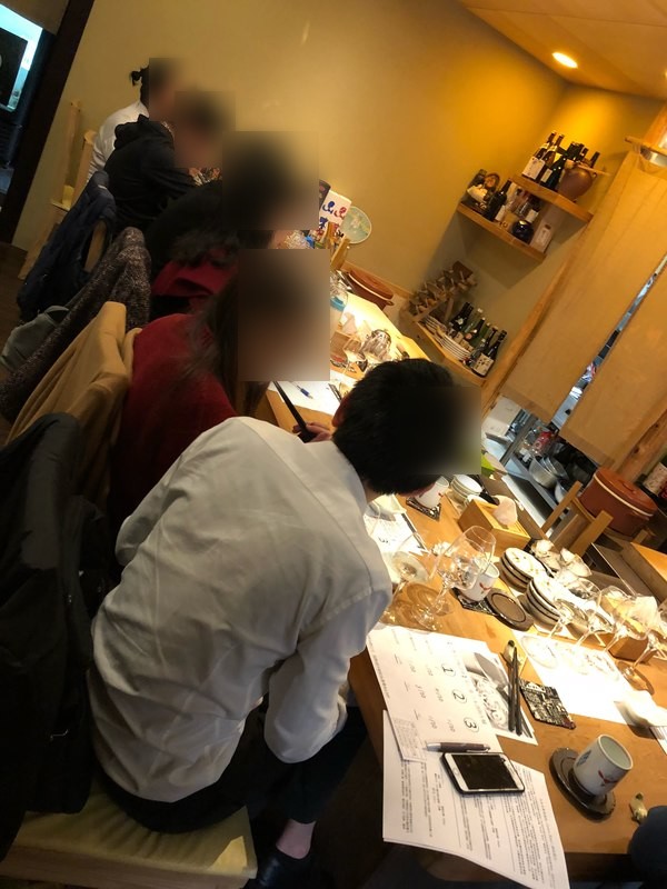 台灣清酒檢證會第七彈-日本酒與生蠔 參加者在吧台邊品飲與記錄