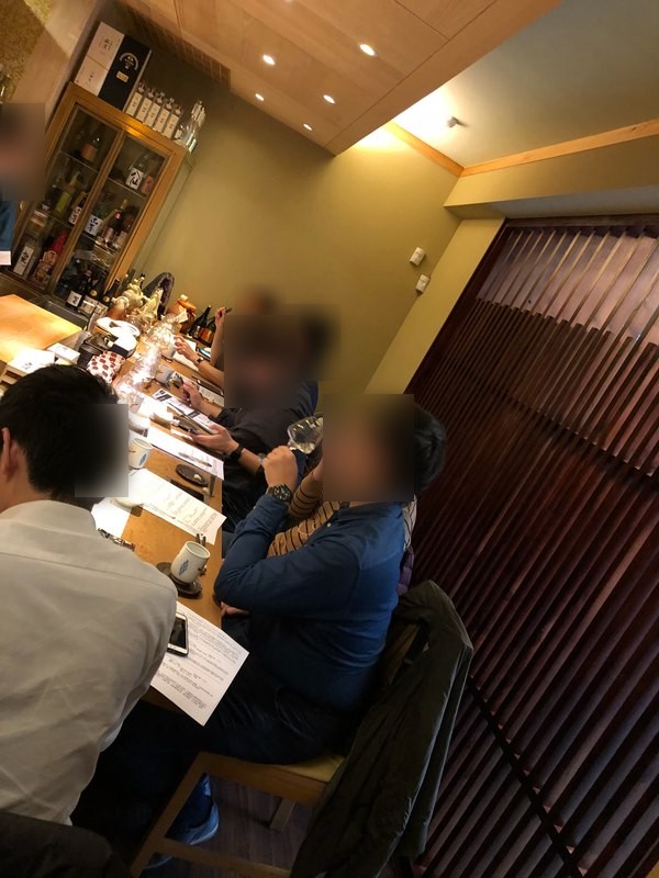 台灣清酒檢證會第七彈-日本酒與生蠔 參加者在吧台邊品飲與記錄