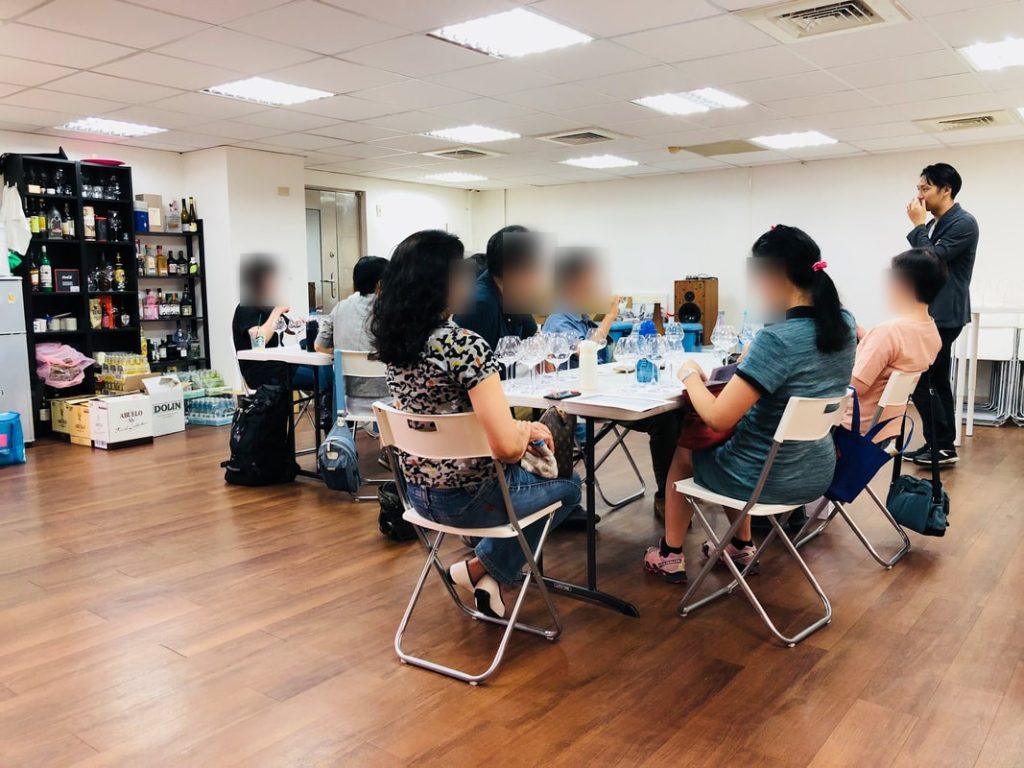 第九彈檢證會活動現場，參加者圍桌盲飲