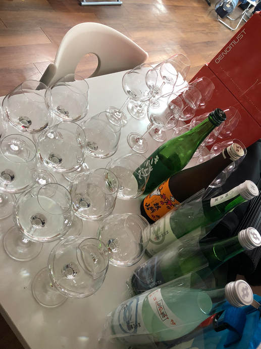盲飲用的雷曼杯與五款酒瓶