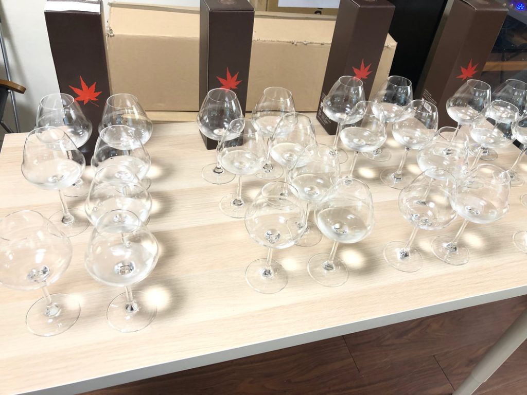 盲飲前排列在桌上的酒杯與四個年份的紅葉外盒